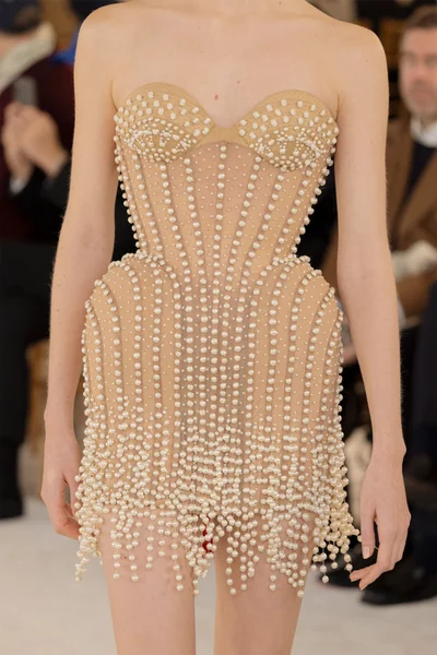 Look 16